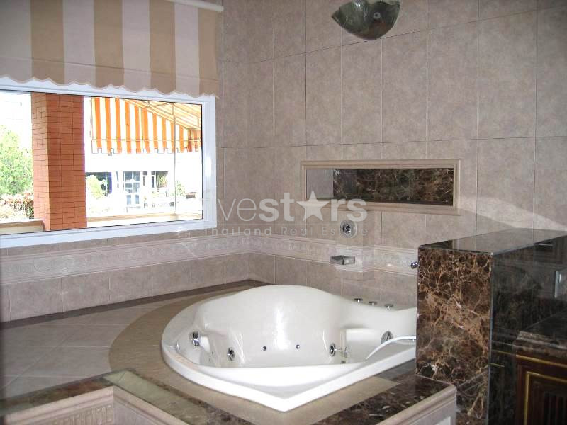 3 bedrooms European style house with private pool for rent close to BTS Ekamai, photo 8
