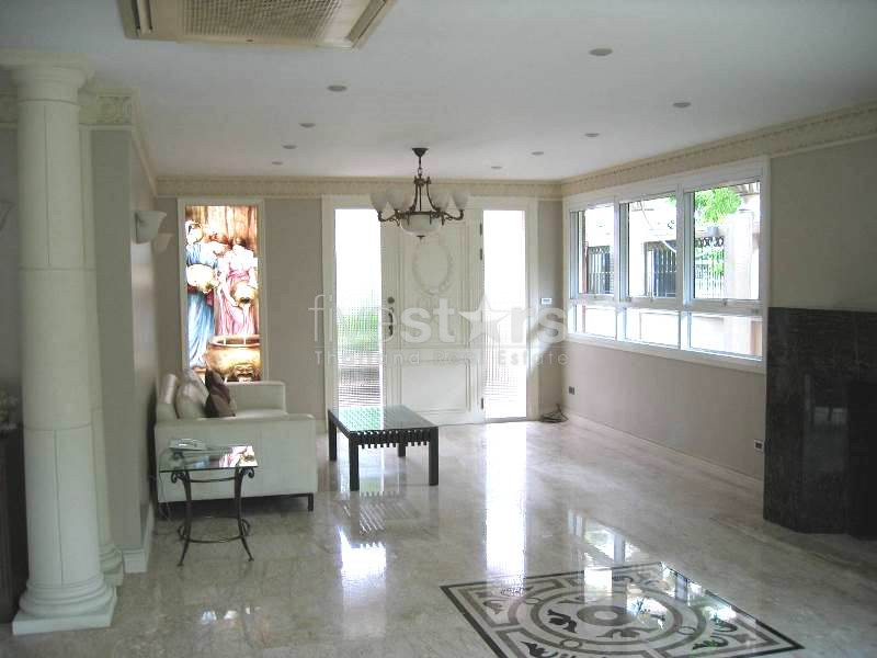 3 bedrooms European style house with private pool for rent close to BTS Ekamai, photo 2