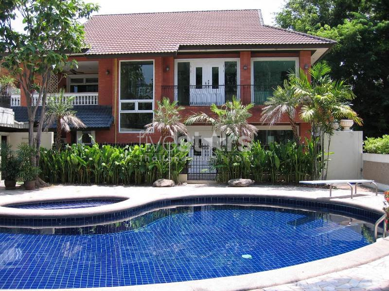 3 bedrooms European style house with private pool for rent close to BTS Ekamai