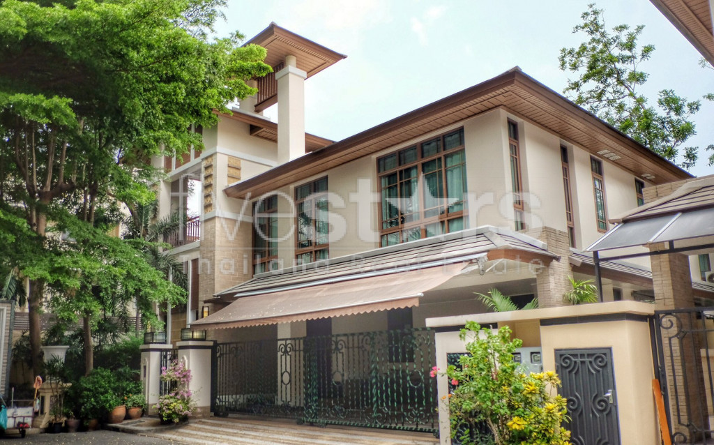 House in compound 4 bedrooms for rent near BTS Ekamai