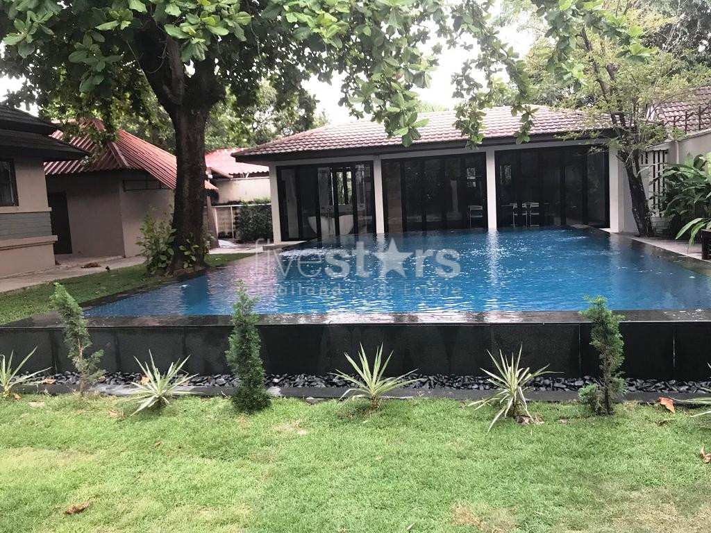 Grande maison de 5 chambres avec piscine à louer à Ekamai
