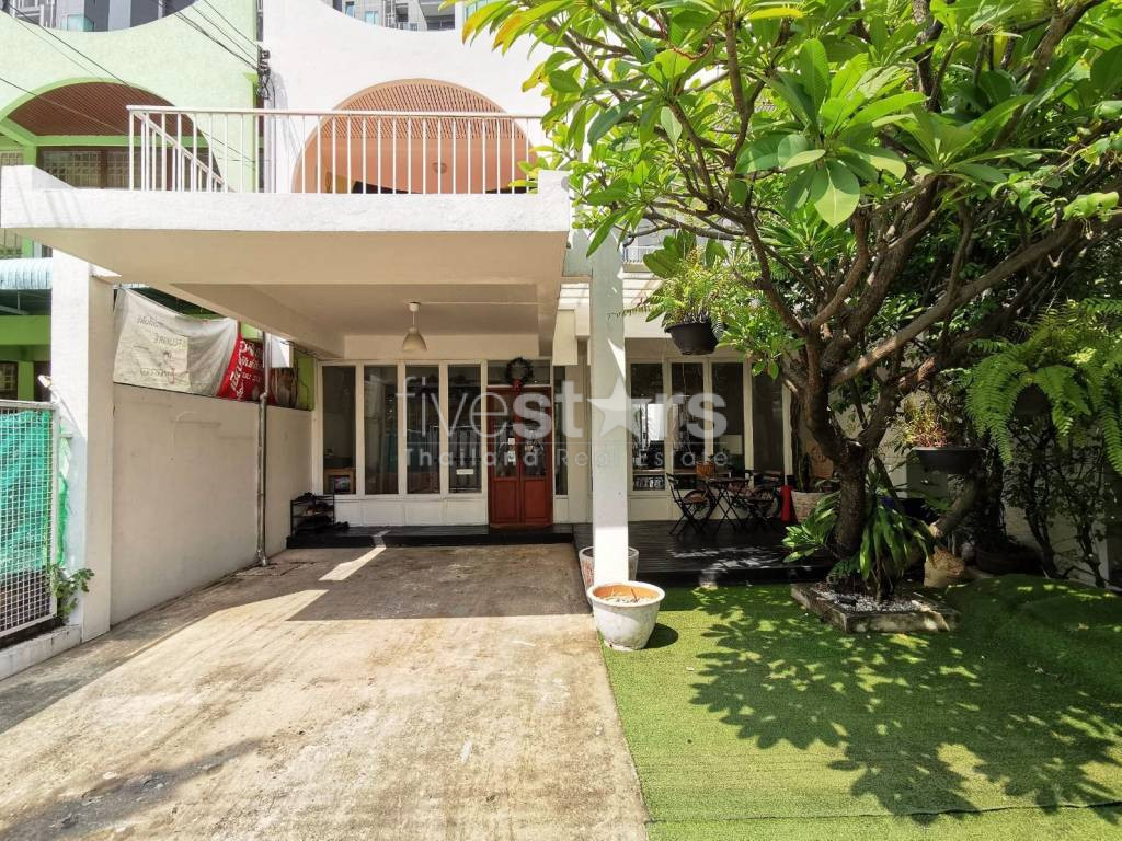Townhouse avec 3 chambres à louer à Ekamai