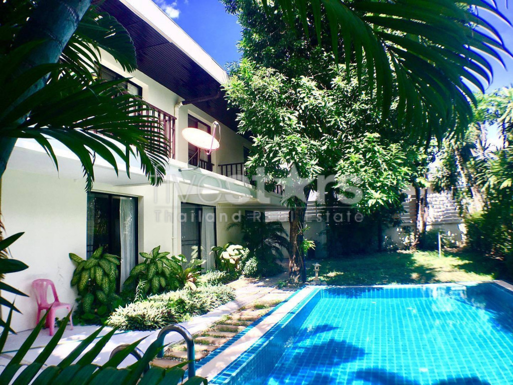 Single house for rent with private pool on Ekkamai