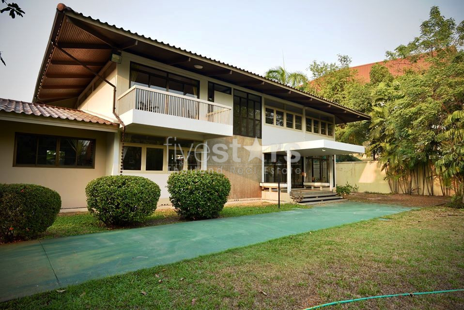 3 bedrooms house with big garden in Phrakhanong area, photo 2