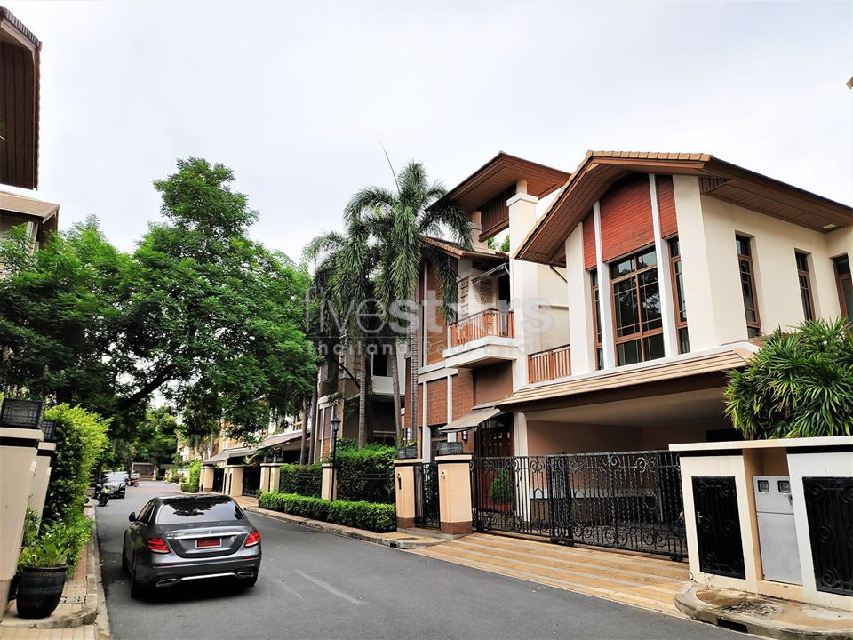 House in compound 4 bedrooms for rent near BTS Phrakhanong