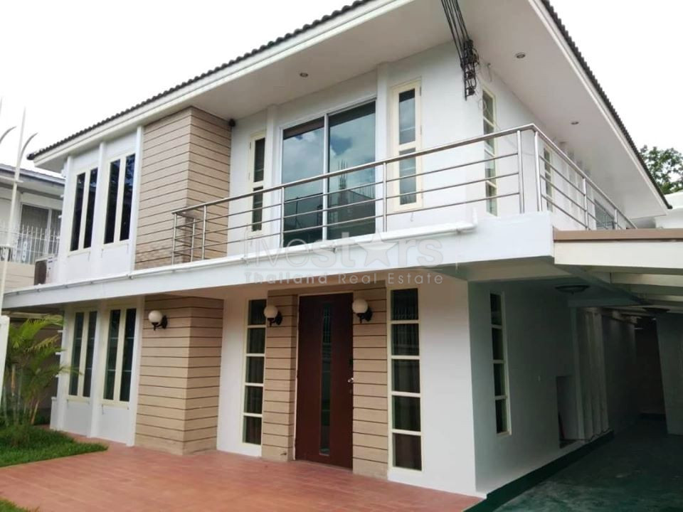 3 bedroom private house with garden in Ekamai area