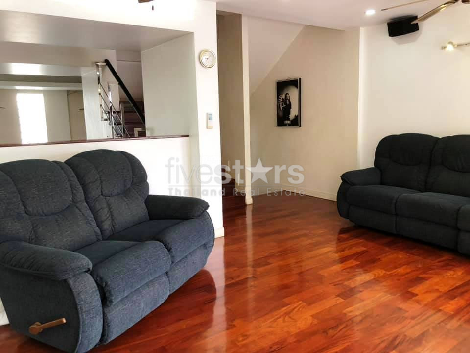 Maison de ville de 4 chambres dans un complexe à louer à Phrakhanong, photo 3