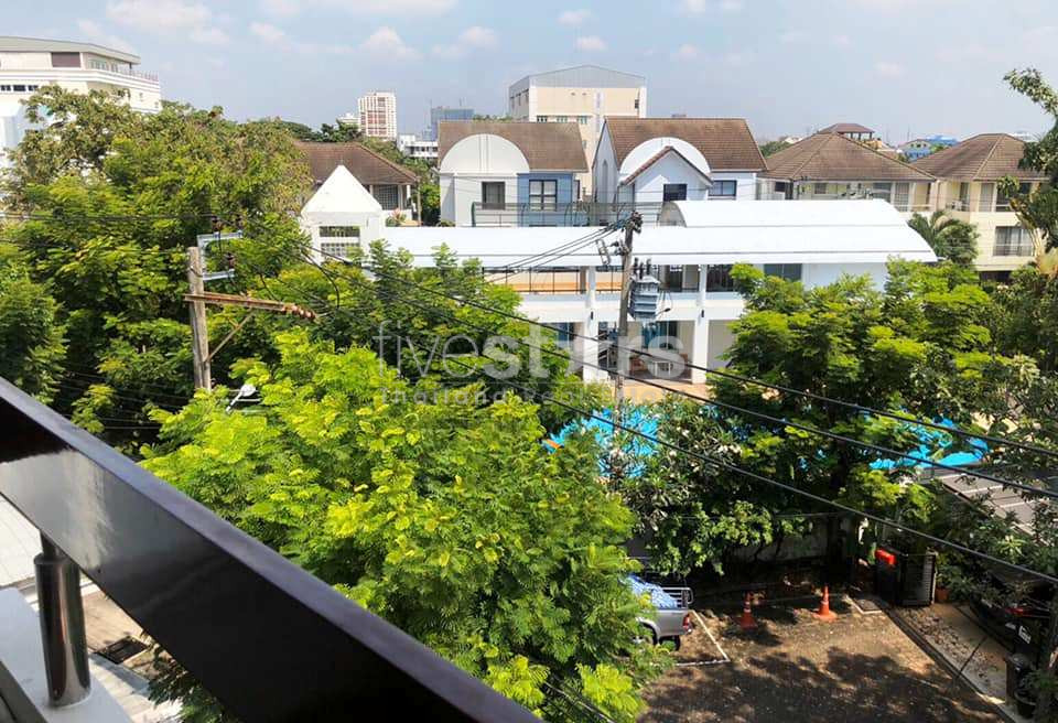 Maison de ville de 4 chambres dans un complexe à louer à Phrakhanong, photo 2