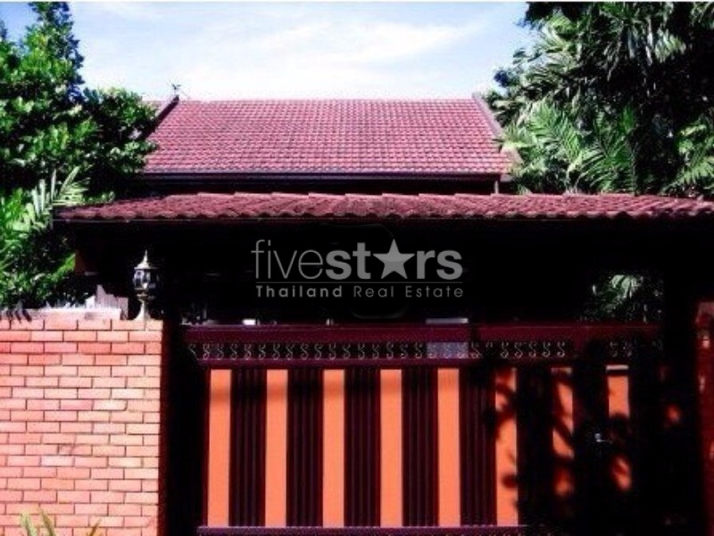 Pet friendly 2 bedrooms house for rent in Phrakanong