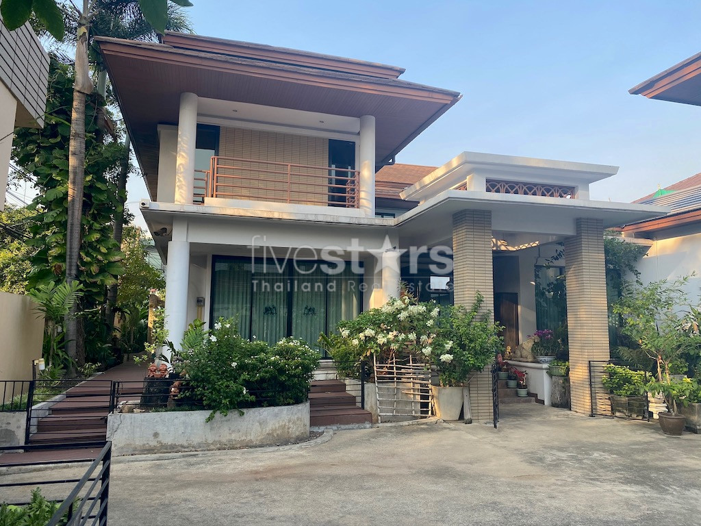 Large house for sale on 800 sqm plot of land Phrakanong area, photo 2