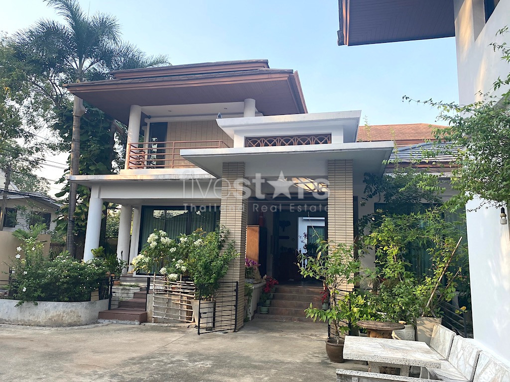 Large house for sale on 800 sqm plot of land Phrakanong area