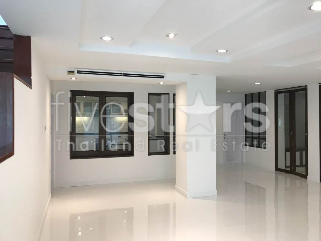 maison avec 4 chambres à louer quartier Ekamai, photo 10