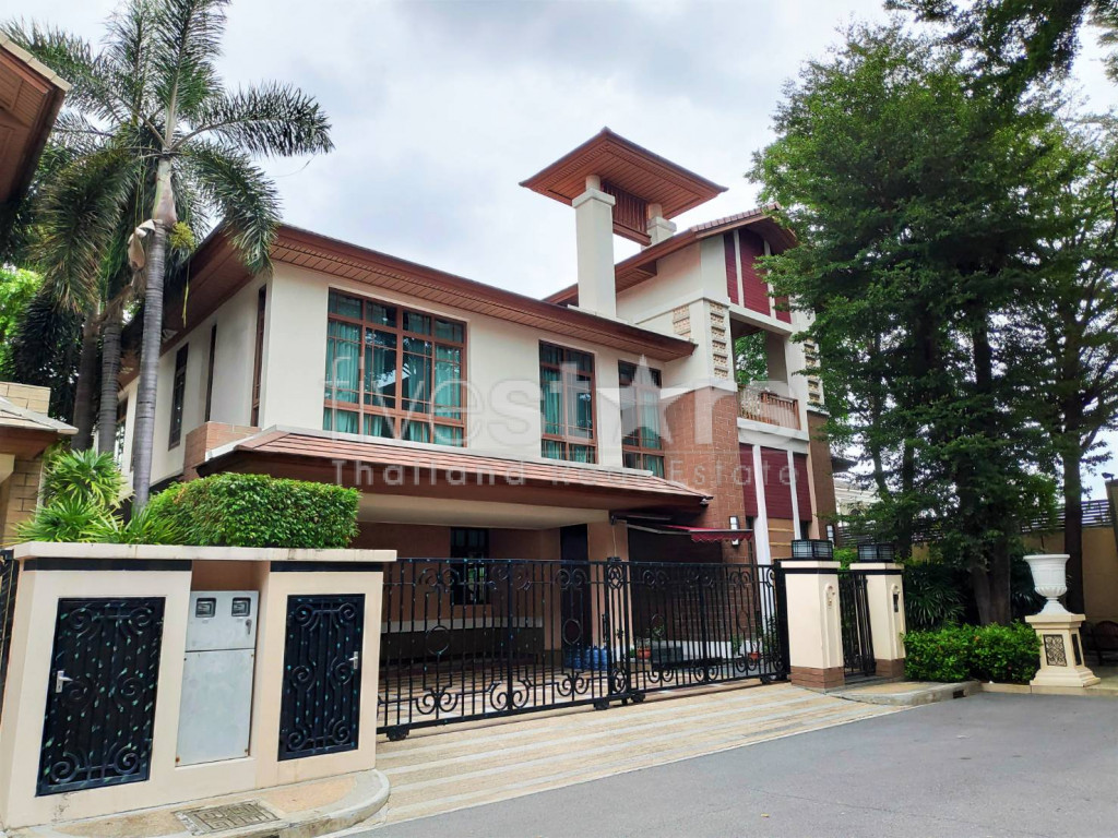 Maison dans composé 4 chambres à louer proche BTS Phrakhanong