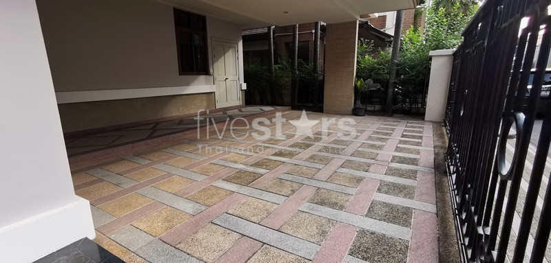 House in compound 4 bedrooms for rent near BTS Phrakhanong, photo 2