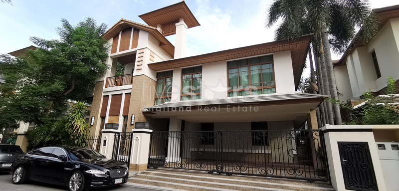 House in compound 4 bedrooms for rent near BTS Phrakhanong