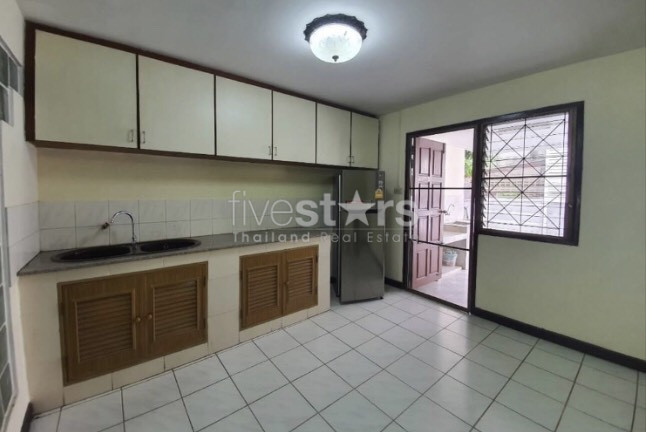 Maison de ville à louer à Phrakhanong, photo 3