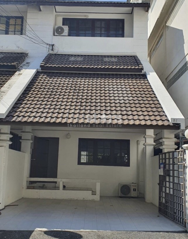 Maison de ville à louer à Phrakhanong