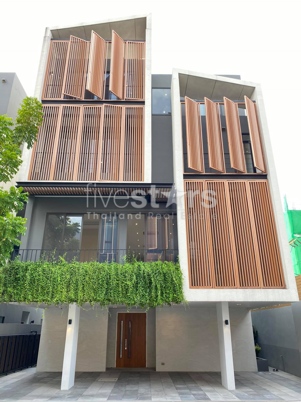 Modern 4 bedroom house for sale in Ekamai 12