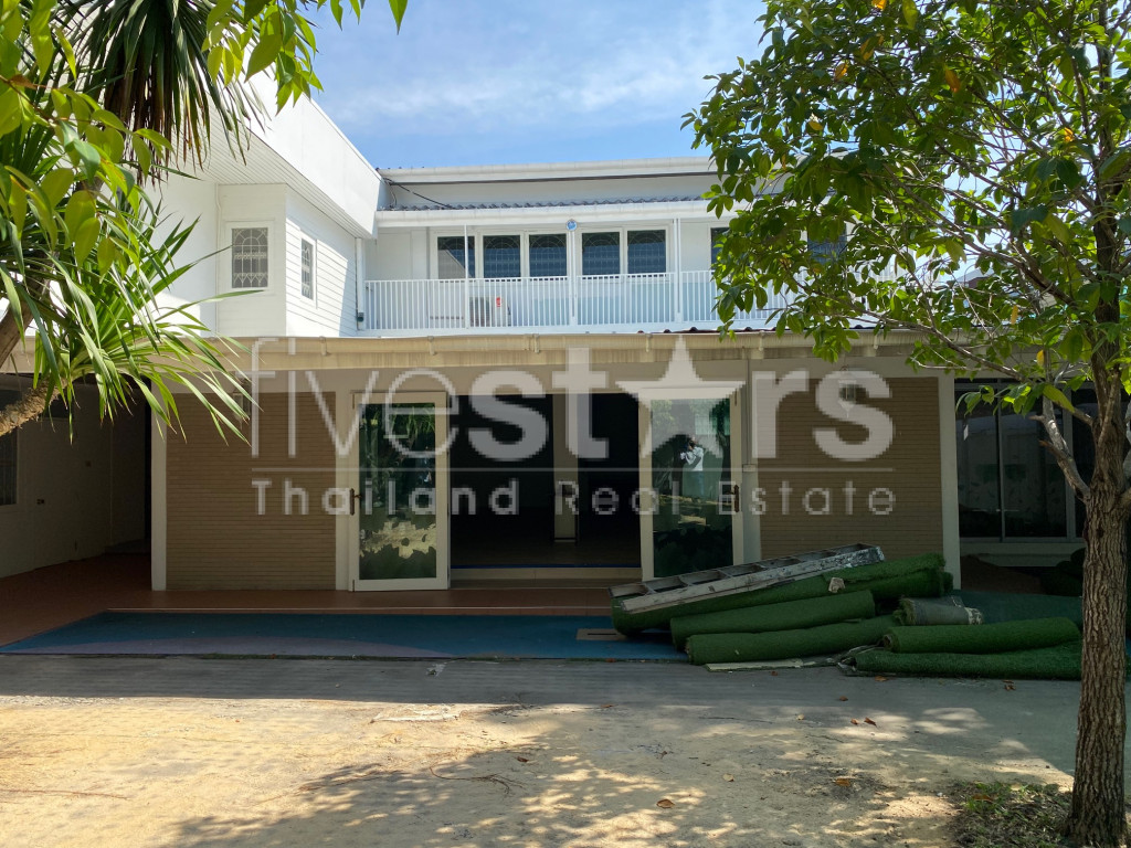 Maison sur 2 étages avec grand jardin à louer quartier Ekamai, photo 5