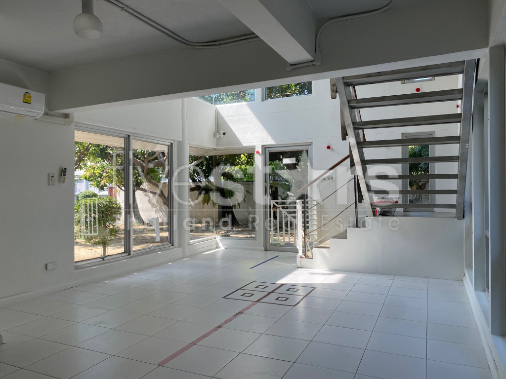 Maison sur 2 étages avec grand jardin à louer quartier Ekamai, photo 14