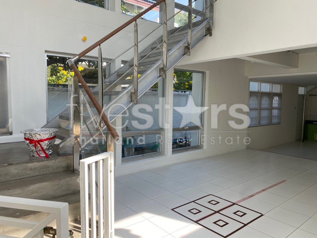 Maison sur 2 étages avec grand jardin à louer quartier Ekamai, photo 17
