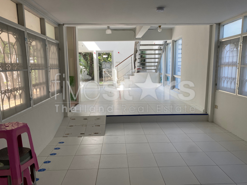 Maison sur 2 étages avec grand jardin à louer quartier Ekamai, photo 13