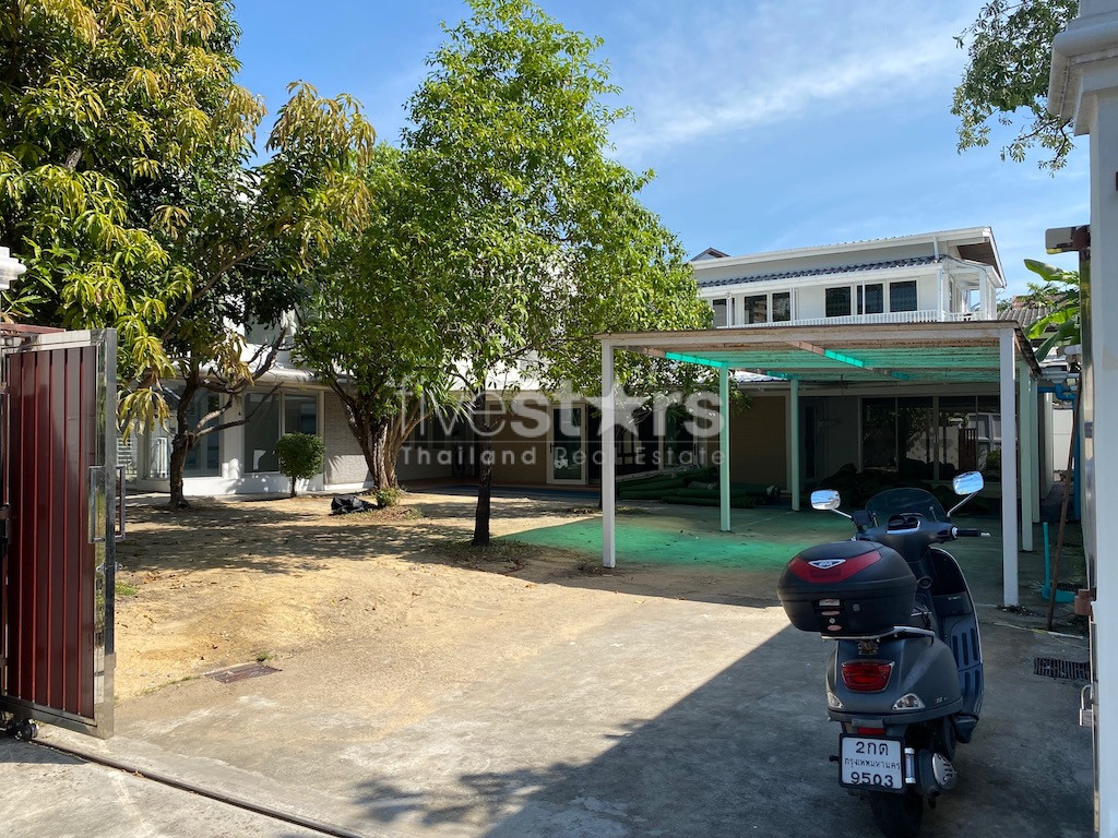 Maison sur 2 étages avec grand jardin à louer quartier Ekamai