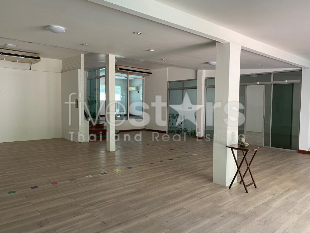 Maison sur 2 étages avec grand jardin à louer quartier Ekamai, photo 8