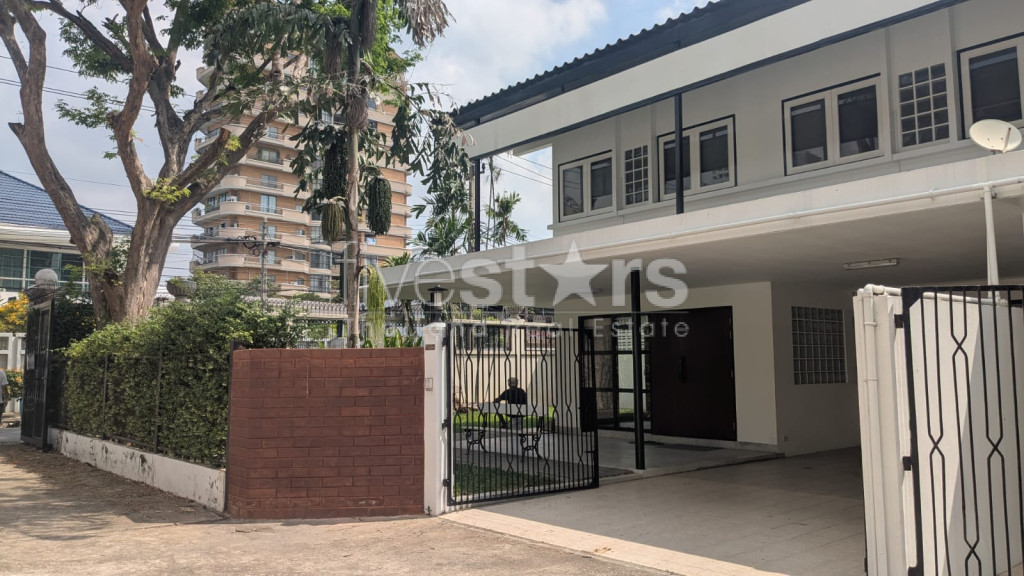 3+1 Bedroom House for Rent, 10 Minutes from BTS Ekkamai