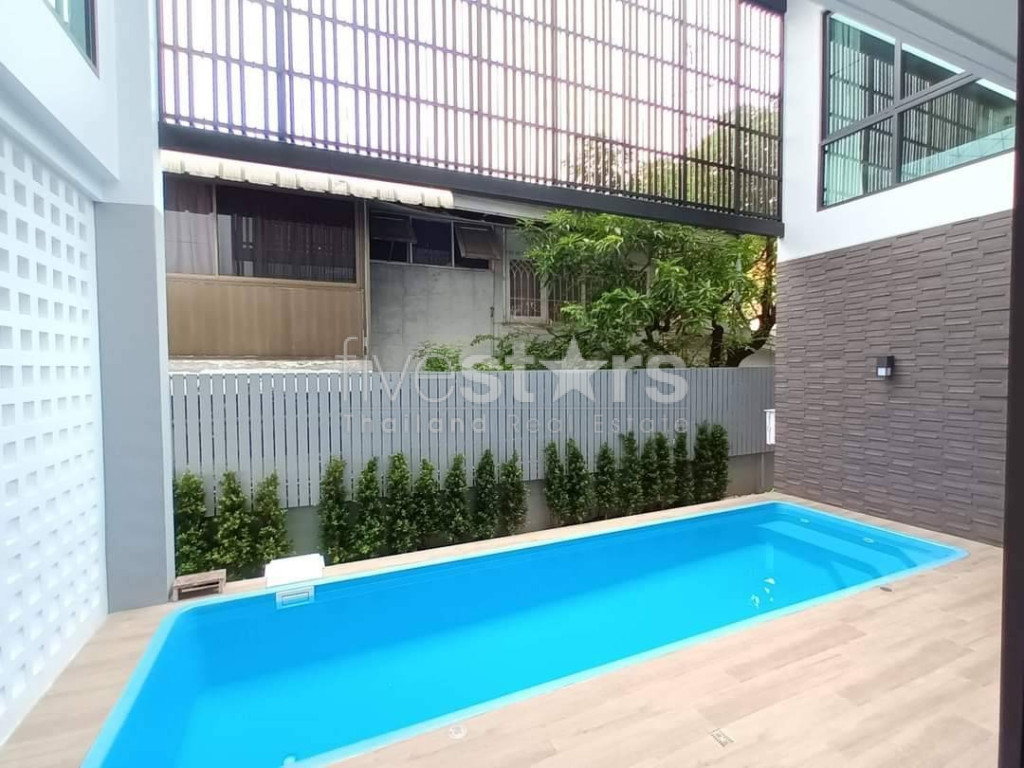 4-bedroom house + private pool for rent in Sukhumvit 71