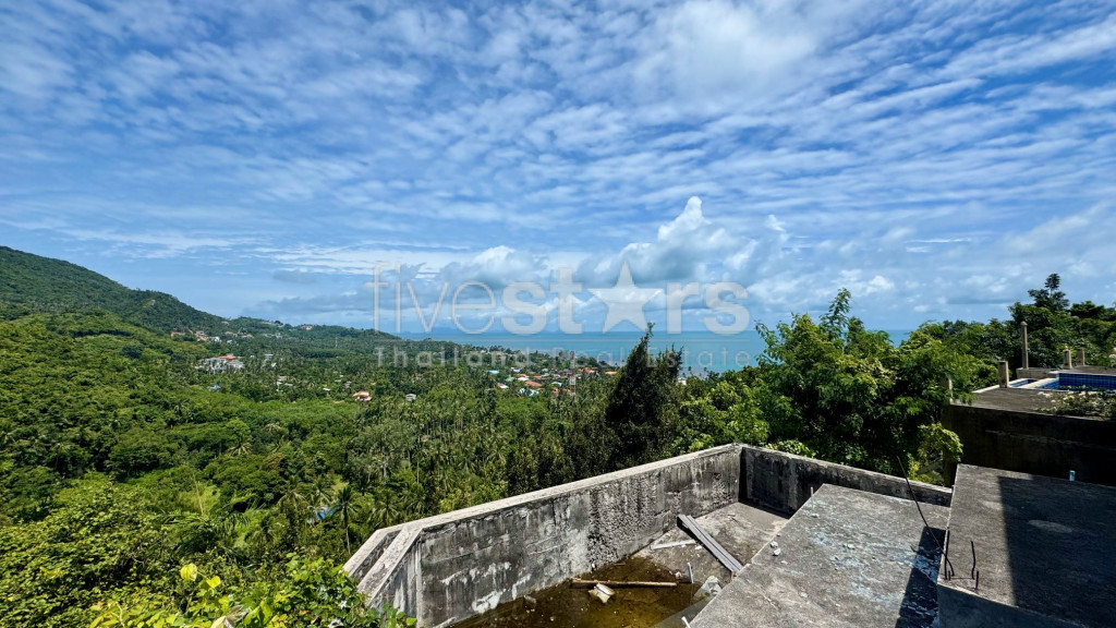 Terrain avec vue sur la mer et villa partiellement construite à vendre - Bangpor Soi 1