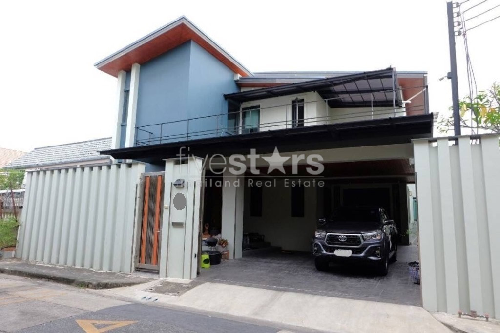 2 stories house 3 bedrooms for sale on Ladprao to Huai Khwang
