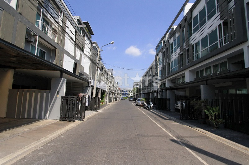Maison de ville de 3 chambres à vendre sur Ladprao