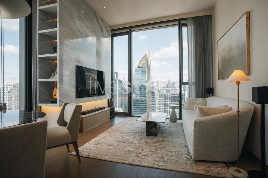1-bedroom spacious high-end condo for sale 150m from BTS Chidlom