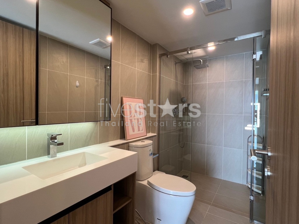 Condo de faible hauteur de 2 chambres à louer sur Langsuan, photo 6