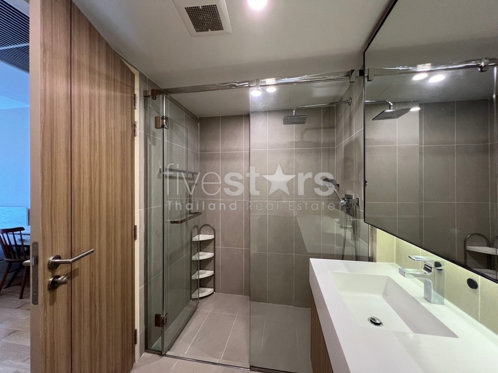Condo de faible hauteur de 2 chambres à louer sur Langsuan, photo 7
