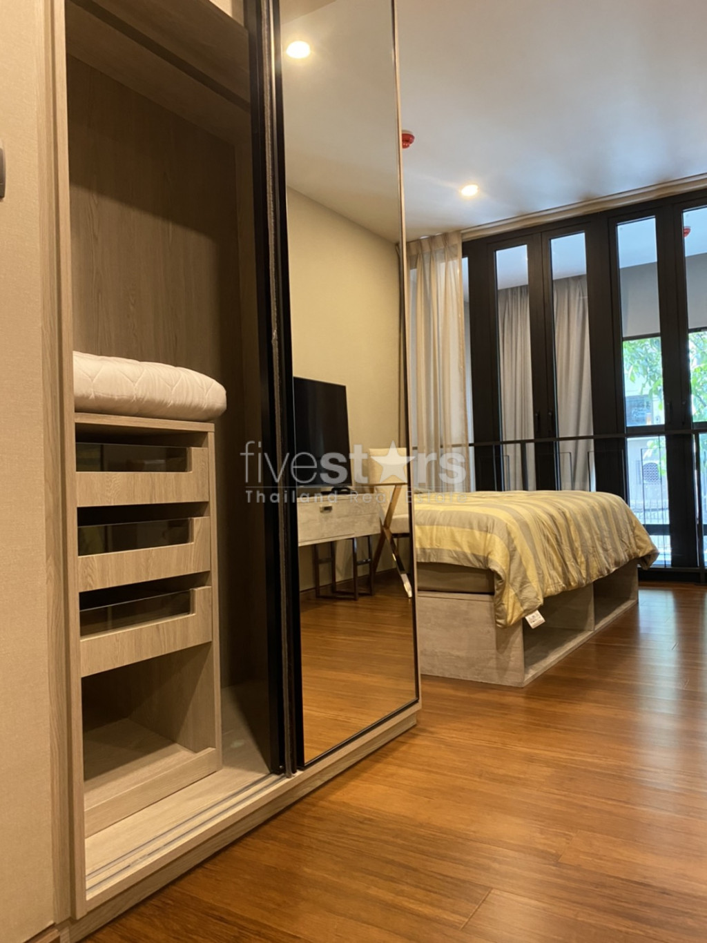 Duplex 1 bedroom condominium for rent at soi Langsuan, photo 8