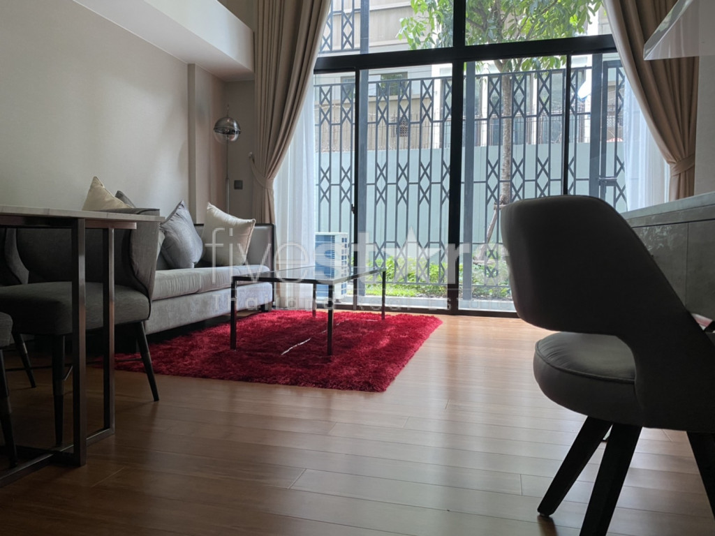 Duplex 1 bedroom condominium for rent at soi Langsuan