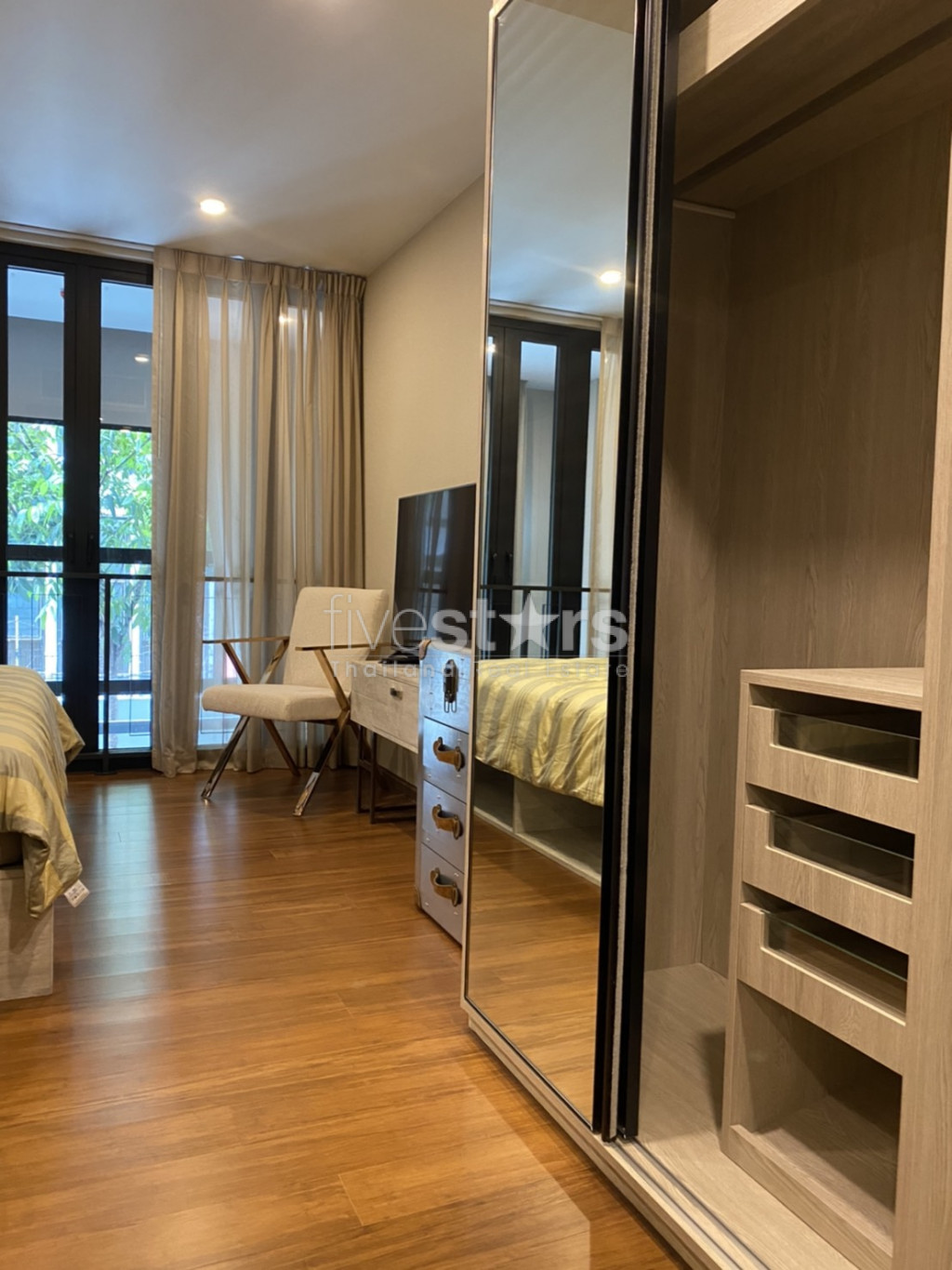 Duplex 1 bedroom condominium for rent at soi Langsuan, photo 9