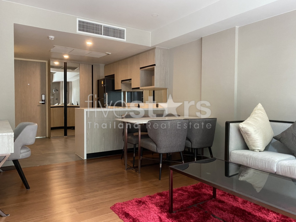 Duplex 1 bedroom condominium for rent at soi Langsuan, photo 2