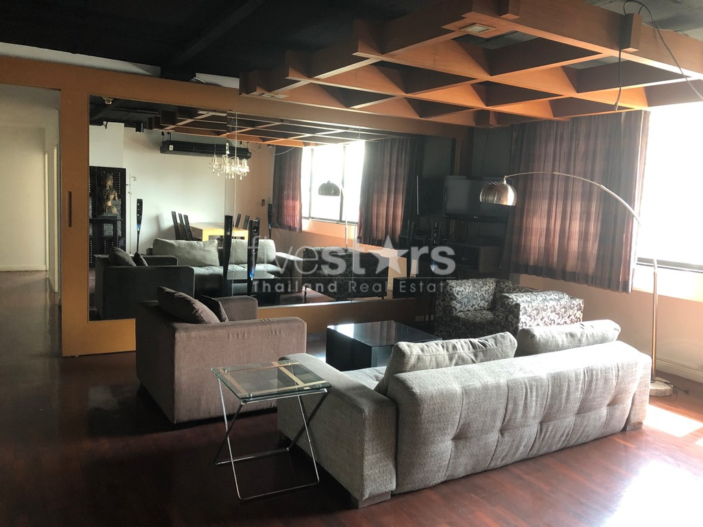 Condo de 3 chambres à louer à proximité des stations BTS Nana-Asoke