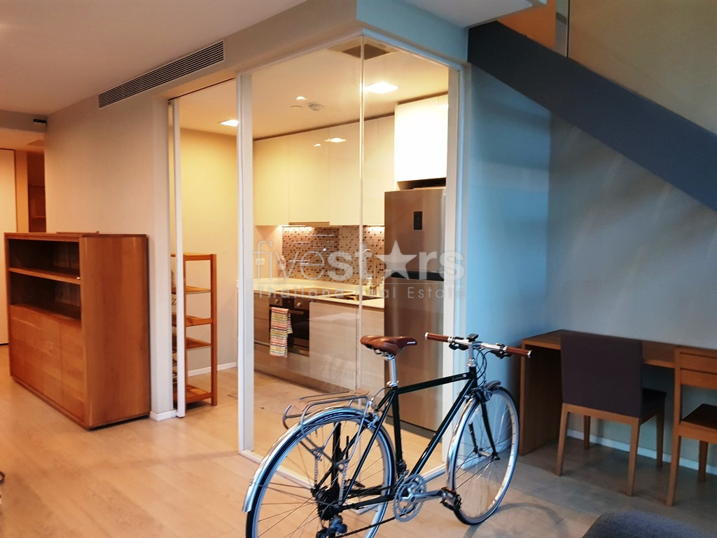 Condo en duplex de 2 chambres à louer près de la station de MRT Sukhumvit, photo 3