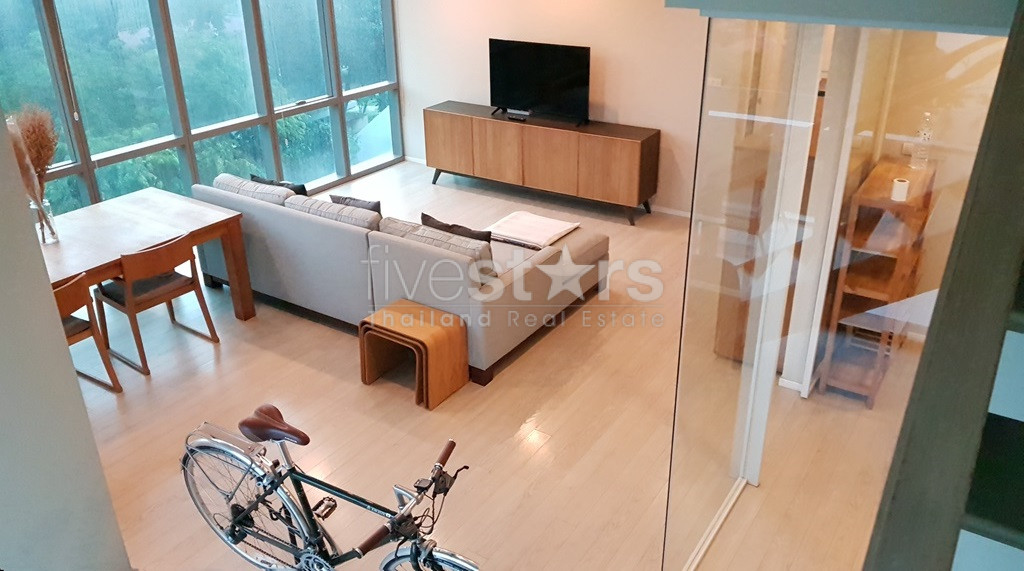 Condo en duplex de 2 chambres à louer près de la station de MRT Sukhumvit