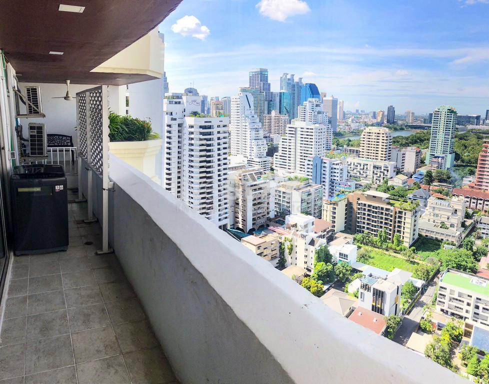 2-bedroom condo for sale a mere 300m from BTS Nana!, photo 2