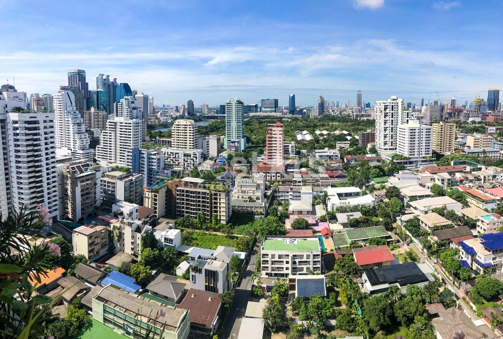 2-bedroom condo for sale a mere 300m from BTS Nana!