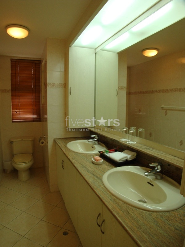 For Sale penthouse with roof garden 2 bedroom plus office room condo in Nana area, photo 6
