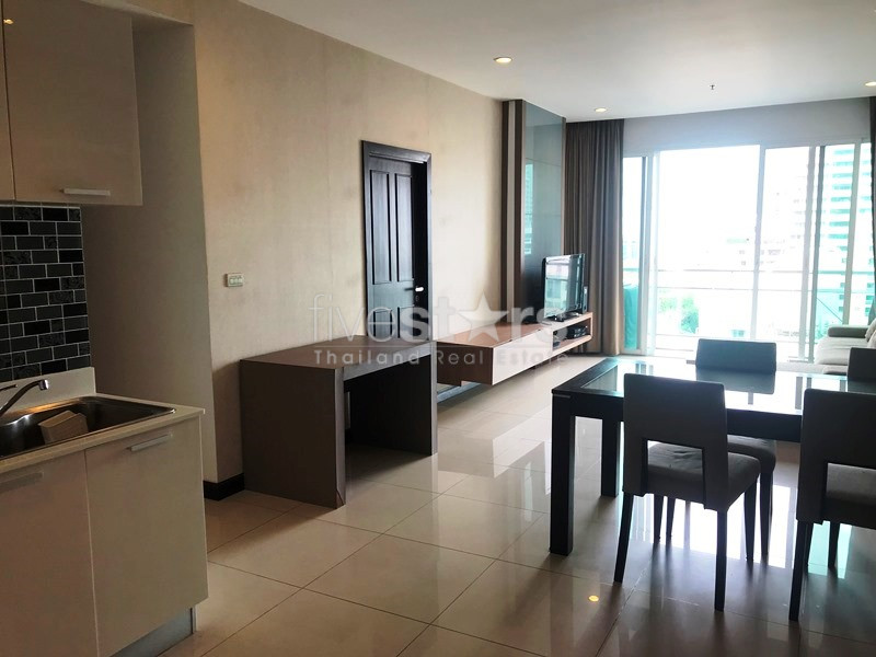 Condo 2 chambres à louer près de la station Nana BTS
