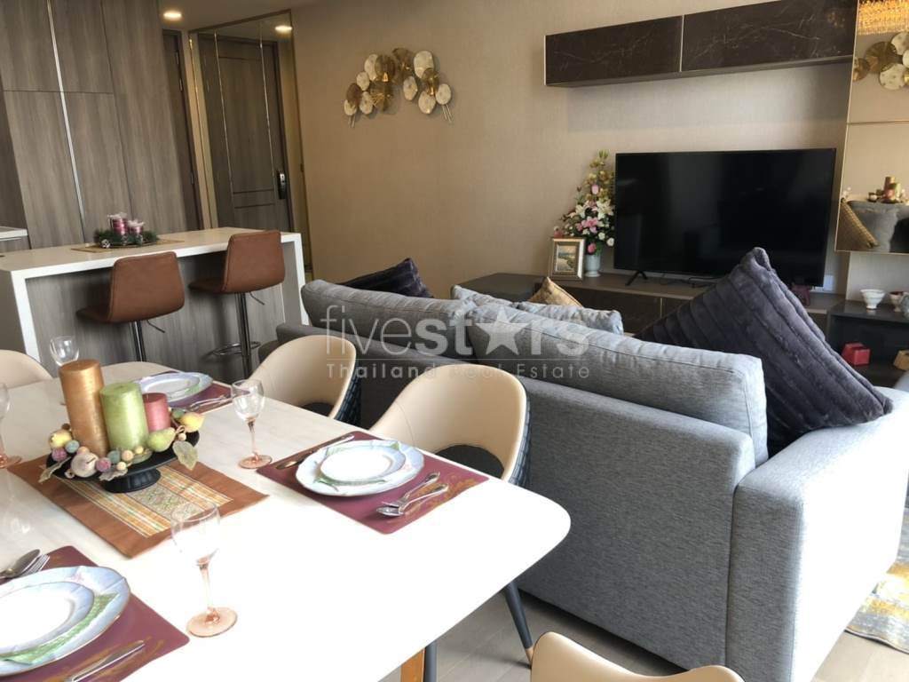 Condo moderne de 2 chambres à louer près de la station de MRT Sukhumvit