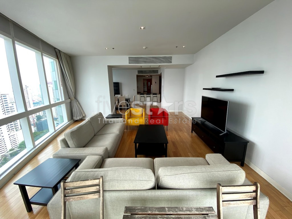 Condo de grande hauteur de 3 chambres à louer sur Asoke