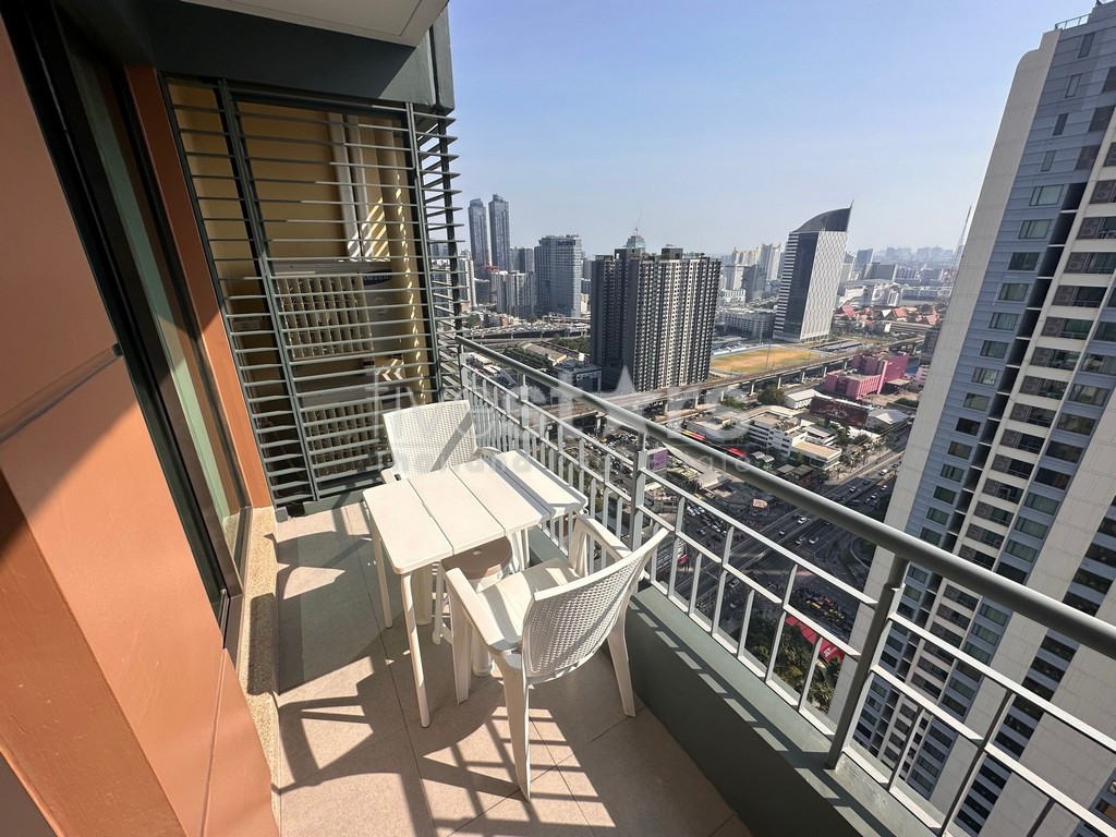 Appartement d'une chambre haut en étage à vendre proche MRT Petchaburi, photo 9